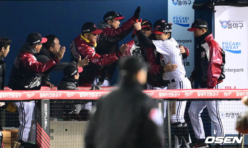 13일 잠실야구장에서 2023 신한은행 SOL KBO 포스트시즌 한국시리즈 LG 트윈스와 KT 위즈의 5차전 경기가 열렸다. 3회말 1사 3루 LG 김현수의 땅볼에 득점을 올린 박해민이 더그아웃에서 염경엽 감독의 환영을 받고 있다. 2023.11.13 /cej@osen.co.kr