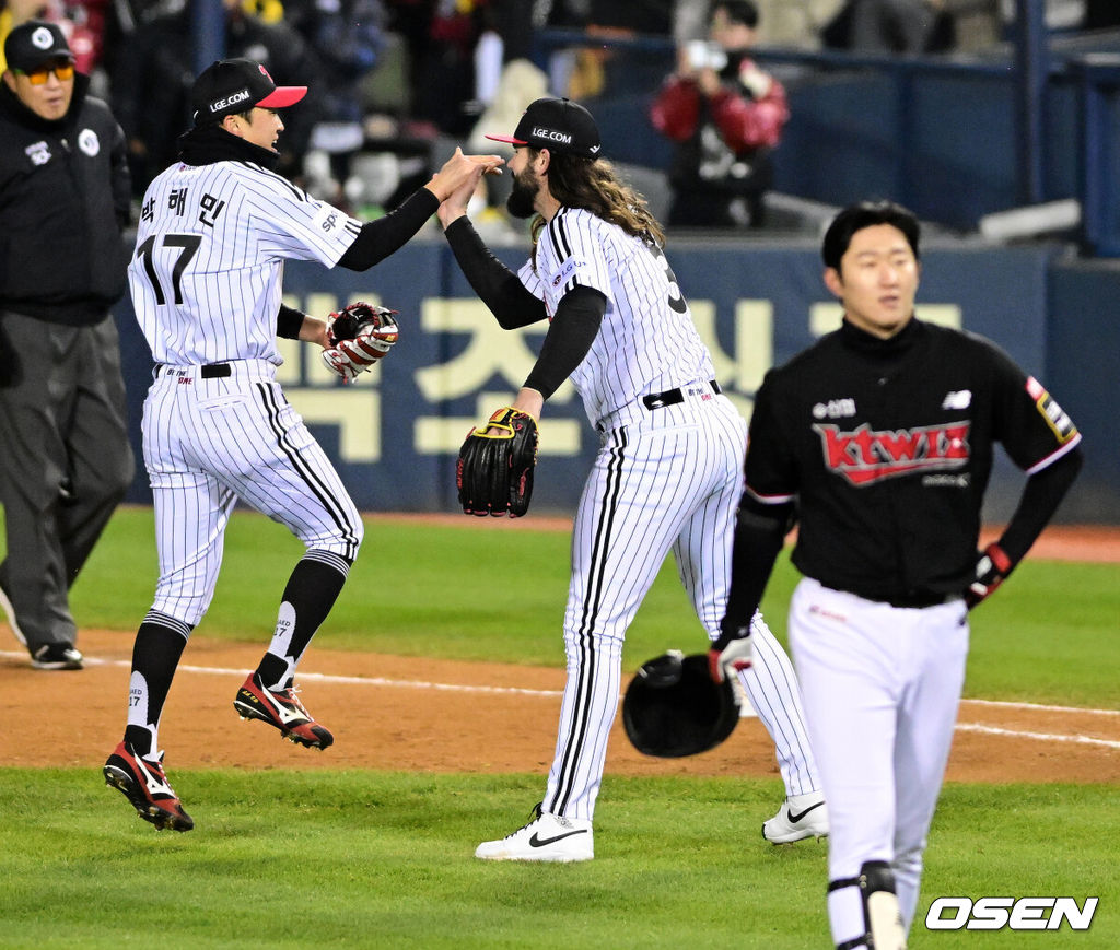 13일 오후 서울 잠실야구장에서 2023 KBO 프로야구 포스트시즌 한국시리즈 5차전 LG 트윈스와 KT 위즈의 경기가 열렸다.4회초 2사 1,2루에서 LG 박해민이 KT 김민혁의 안타성 타구를 다이빙 캐치하며 켈리와 기뻐하고 있다. 2023.11.13 / jpnews.osen.co.kr