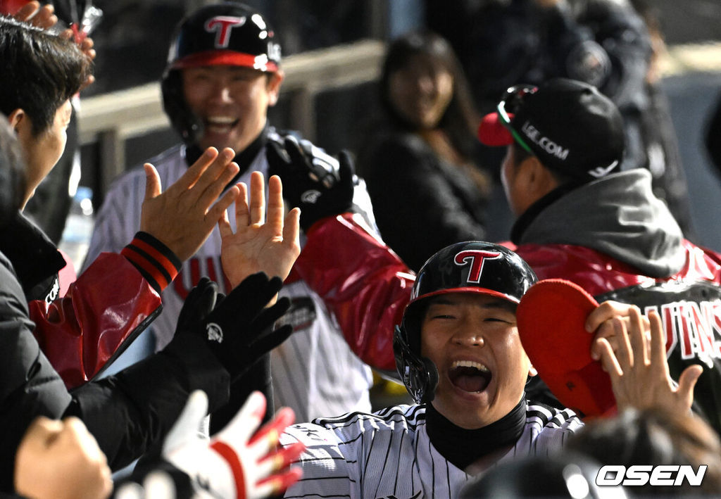 13일 오후 서울 잠실야구장에서 2023 KBO 프로야구 포스트시즌 한국시리즈 5차전 LG 트윈스와 KT 위즈의 경기가 열렸다.5회말 1사 2,3루에서 LG 김현수의 좌전 2타점 적시타 때 홈을 밟은 박해민과 홍창기가 더그아웃에서 동료들과 환호하고 있다. 2023.11.13 /sunday@osen.co.kr