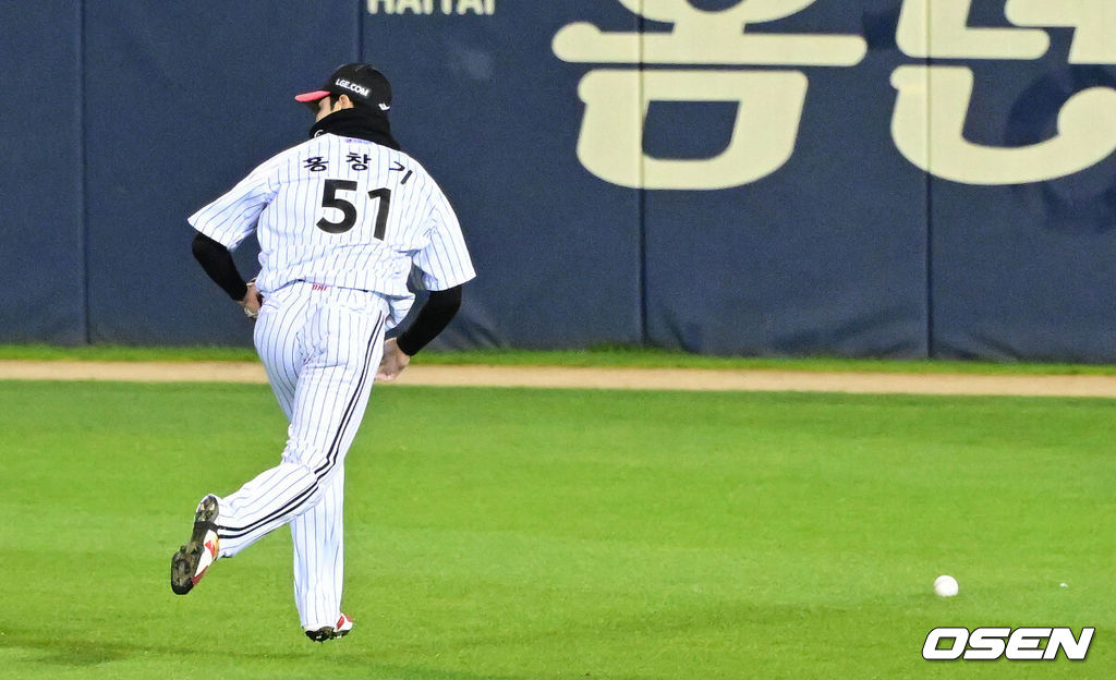 13일 서울 잠실야구장에서 ‘2023 신한은행 SOL KBO 포스트시즌 한국시리즈’ 5차전 LG 트윈스와 KT 위즈의 경기가 열렸다. 1회초 1사 주자없는 상황 KT 김상수의 안타 때 LG 우익수 홍창기가 포구 실책을 범하고 있다. 2023.11.13 / dreamer@osen.co.kr