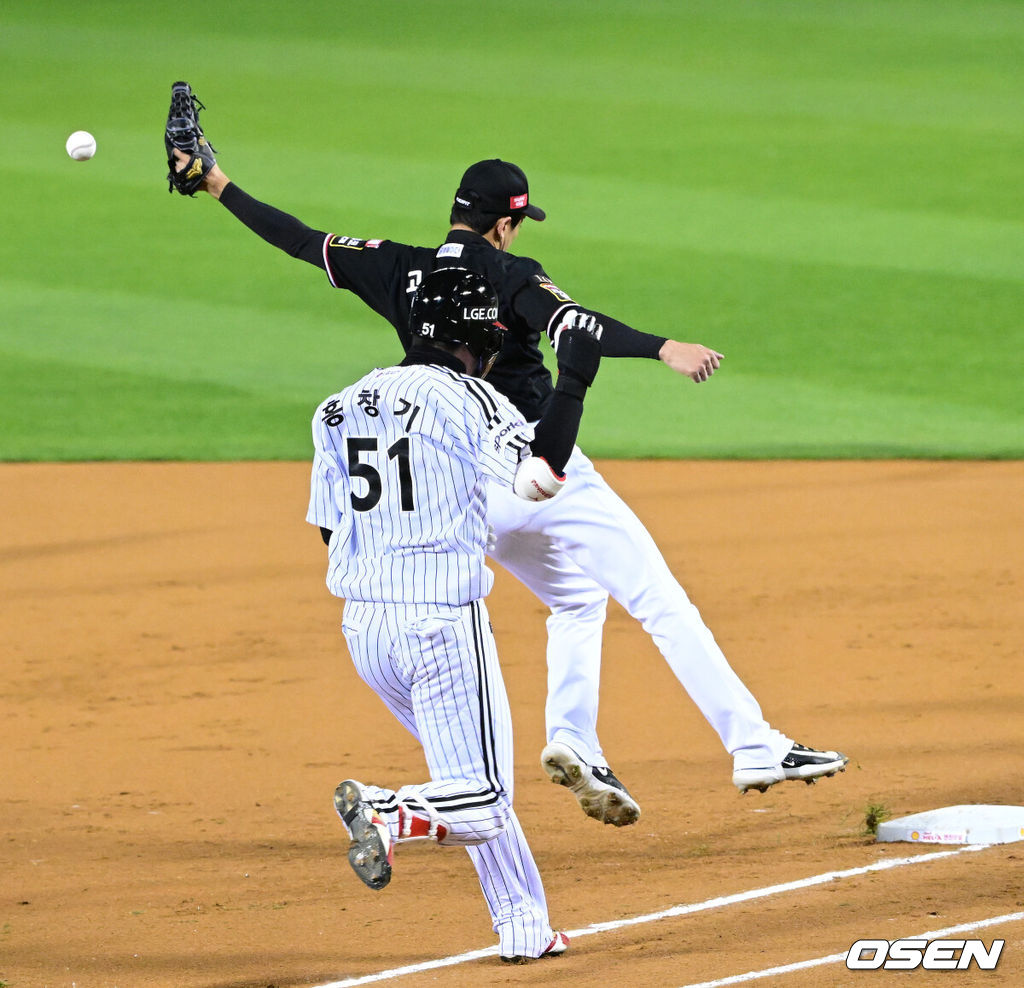 13일 서울 잠실야구장에서 ‘2023 신한은행 SOL KBO 포스트시즌 한국시리즈’ 5차전 LG 트윈스와 KT 위즈의 경기가 열렸다. 1회말 무사 선두타자로 나선 LG 홍창기의 내야 땅볼 때 KT 1루수 박병호의 송구 실책으로 KT 선발 고영표가 포구에 실패하고 있다. 2023.11.13 / dreamer@osen.co.kr