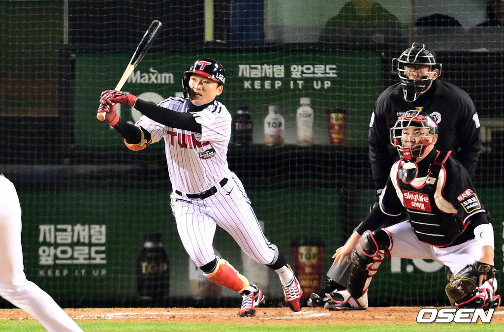 13일 잠실야구장에서 2023 신한은행 SOL KBO 포스트시즌 한국시리즈 LG 트윈스와 KT 위즈의 5차전 경기가 열렸다. 3회말 1사 2,3루 LG 박해민이 선제 2타점 적시 우익선상 2루타를 때려내고 있다. 2023.11.13 /cej@osen.co.kr