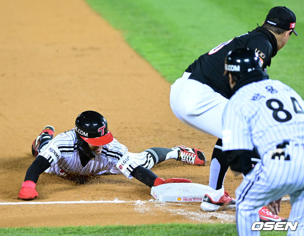 13일 오후 서울 잠실야구장에서 2023 KBO 프로야구 포스트시즌 한국시리즈 5차전 LG 트윈스와 KT 위즈의 경기가 열렸다.3회말 1사 2루에서 LG 박해민이 3루 도루에 성공하며 기뻐하고 있다. 2023.11.13 / jpnews.osen.co.kr