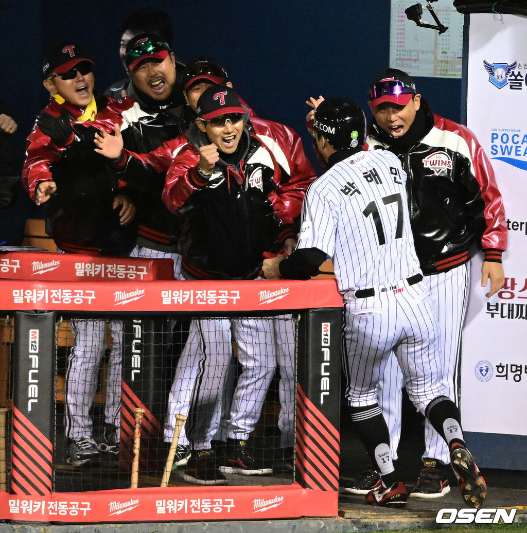 13일 오후 서울 잠실야구장에서 2023 KBO 프로야구 포스트시즌 한국시리즈 5차전 LG 트윈스와 KT 위즈의 경기가 열렸다.3회말 1사 3루에서 LG 박해민이 김현수의 1루 땅볼에 득점에 성공하며 염경엽 감독과 기뻐하고 있다. 2023.11.13 / jpnews.osen.co.kr