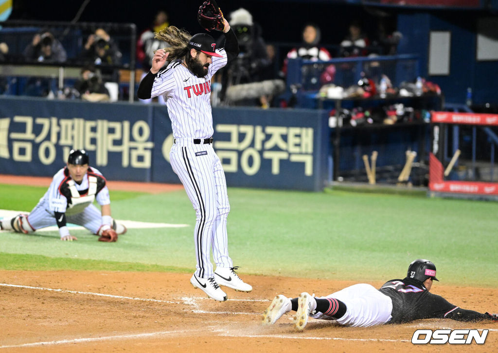 13일 오후 서울 잠실야구장에서 2023 KBO 프로야구 포스트시즌 한국시리즈 5차전 LG 트윈스와 KT 위즈의 경기가 열렸다.5회초 2사 1,3루에서 LG 켈리가 KT 장성우 타석에 폭투로 3루주자 배정대에 실점을 허용하며 아쉬워하고 있다. 2023.11.13 / jpnews.osen.co.kr