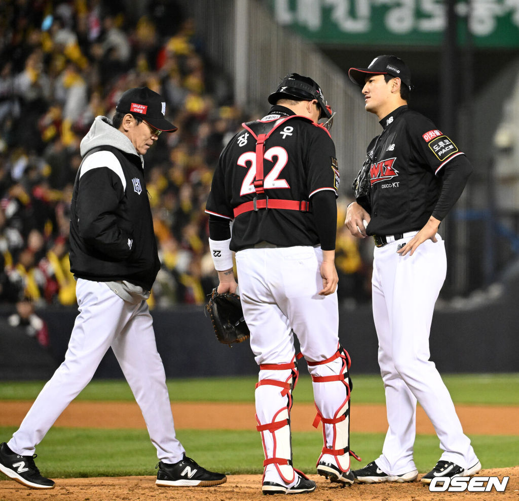 13일 오후 서울 잠실야구장에서 2023 KBO 프로야구 포스트시즌 한국시리즈 5차전 LG 트윈스와 KT 위즈의 경기가 열렸다.5회말 무사 1,3루에서 KT 이강철 감독이 고영표를 마운드에서 내리고 있다. 2023.11.13 /sunday@osen.co.kr