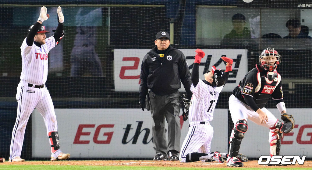 13일 잠실야구장에서 2023 신한은행 SOL KBO 포스트시즌 한국시리즈 LG 트윈스와 KT 위즈의 5차전 경기가 열렸다. 5회말 무사 2,3루 LG 김현수의 2타점 적타에 득점을 올린 박해민이 기뻐하고 있다. 2023.11.13 /cej@osen.co.kr