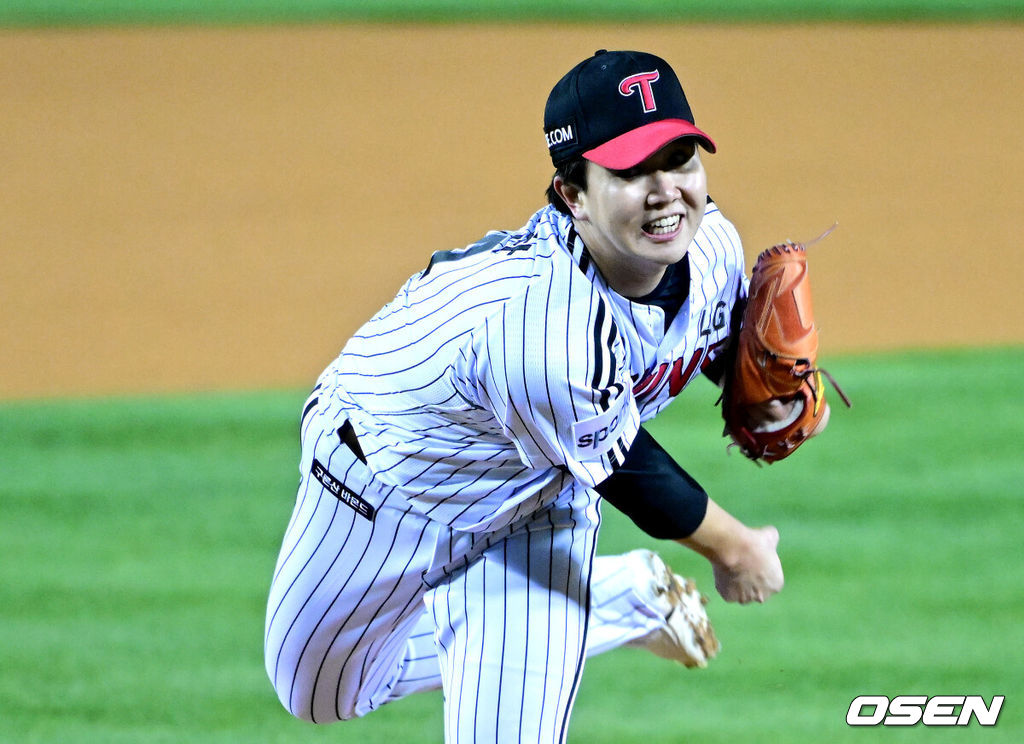 13일 서울 잠실야구장에서 ‘2023 신한은행 SOL KBO 포스트시즌 한국시리즈’ 5차전 LG 트윈스와 KT 위즈의 경기가 열렸다. 6회초 마운드에 오른 LG 투수 유영찬이 힘차게 공을 뿌리고 있다. 2023.11.13 / dreamer@osen.co.kr