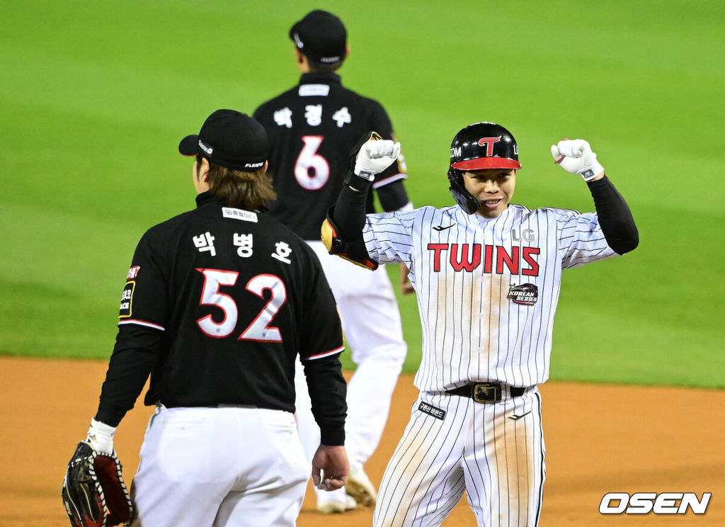 13일 서울 잠실야구장에서 ‘2023 신한은행 SOL KBO 포스트시즌 한국시리즈’ 5차전 LG 트윈스와 KT 위즈의 경기가 열렸다. 6회말 1사 3루 상황 LG 문성주가 달아나는 1타점 적시타를 날리고 1루에 안착해 기뻐하고 있다. 2023.11.13 / dreamer@osen.co.kr