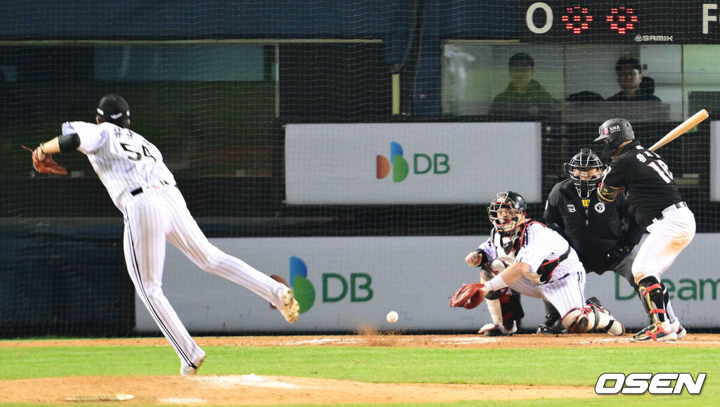 13일 잠실야구장에서 2023 신한은행 SOL KBO 포스트시즌 한국시리즈 LG 트윈스와 KT 위즈의 5차전 경기가 열렸다. 7회초 2사 3루 LG 유영찬이 폭투로 실점을 하고 있다. 2023.11.13 /cej@osen.co.kr