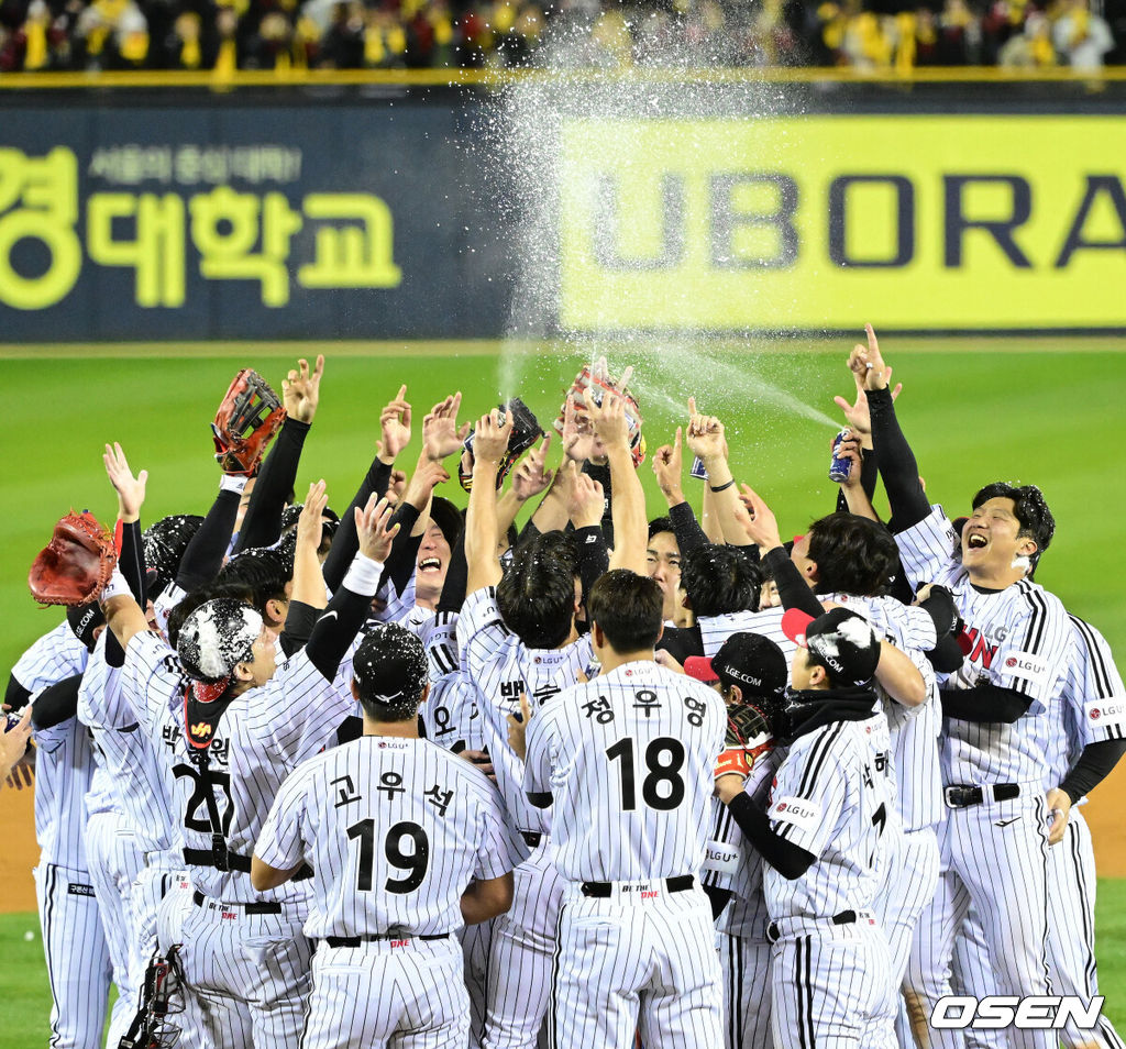 LG 트윈스가 29년 만에 한국시리즈 우승을 차지했다. LG는 13일 서울 잠실구장에서 열린 2023 KBO리그 한국시리즈(7전 4선승제) 5차전 KT와 경기에서 6-2로 승리했다. 이로써 LG는 1차전을 패한 후 4연승을 거두며 한국시리즈 우승을 차지했다.5차전을 잡아내며 우승을 거머쥔 LG 선수들이 환호하고 있다. 2023.11.13 / dreamer@osen.co.kr