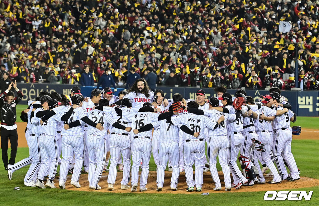 LG 트윈스가 29년 만에 한국시리즈 우승을 차지했다. LG는 13일 서울 잠실구장에서 열린 2023 KBO리그 한국시리즈(7전 4선승제) 5차전 KT와 경기에서 6-2로 승리했다. 이로써 LG는 1차전을 패한 후 4연승을 거두며 한국시리즈 우승을 차지했다.10월초 정규시즌 우승을 일찌감치 확정지은 LG는 정규시즌이 끝나고 한국시리즈까지 3주 가량 훈련을 하며 준비했다. 플레이오프에서 2연패 후 3연승 리버스 스윕, 마법같은 여정으로 한국시리즈에 올라온 KT를 투타에서 압도하며 4승 1패로 승리했다.  1994년 우승 이후 무려 29년 만에 숙원인 한국시리즈 우승 한풀이에 성공했다. 염경엽 감독은 넥센, SK 사령탑 시절 이루지 못한 '우승 감독'이 됐다.  LG 선수들이 마운드에 모여 우승을 기뻐하고 있다. 2023.11.13 / jpnews.osen.co.kr