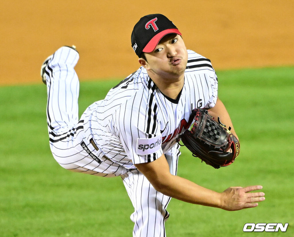 13일 서울 잠실야구장에서 ‘2023 신한은행 SOL KBO 포스트시즌 한국시리즈’ 5차전 LG 트윈스와 KT 위즈의 경기가 열렸다. 9회초 마운드에 오른 LG 투수 고우석이 힘차게 공을 뿌리고 있다. 2023.11.13 / dreamer@osen.co.kr