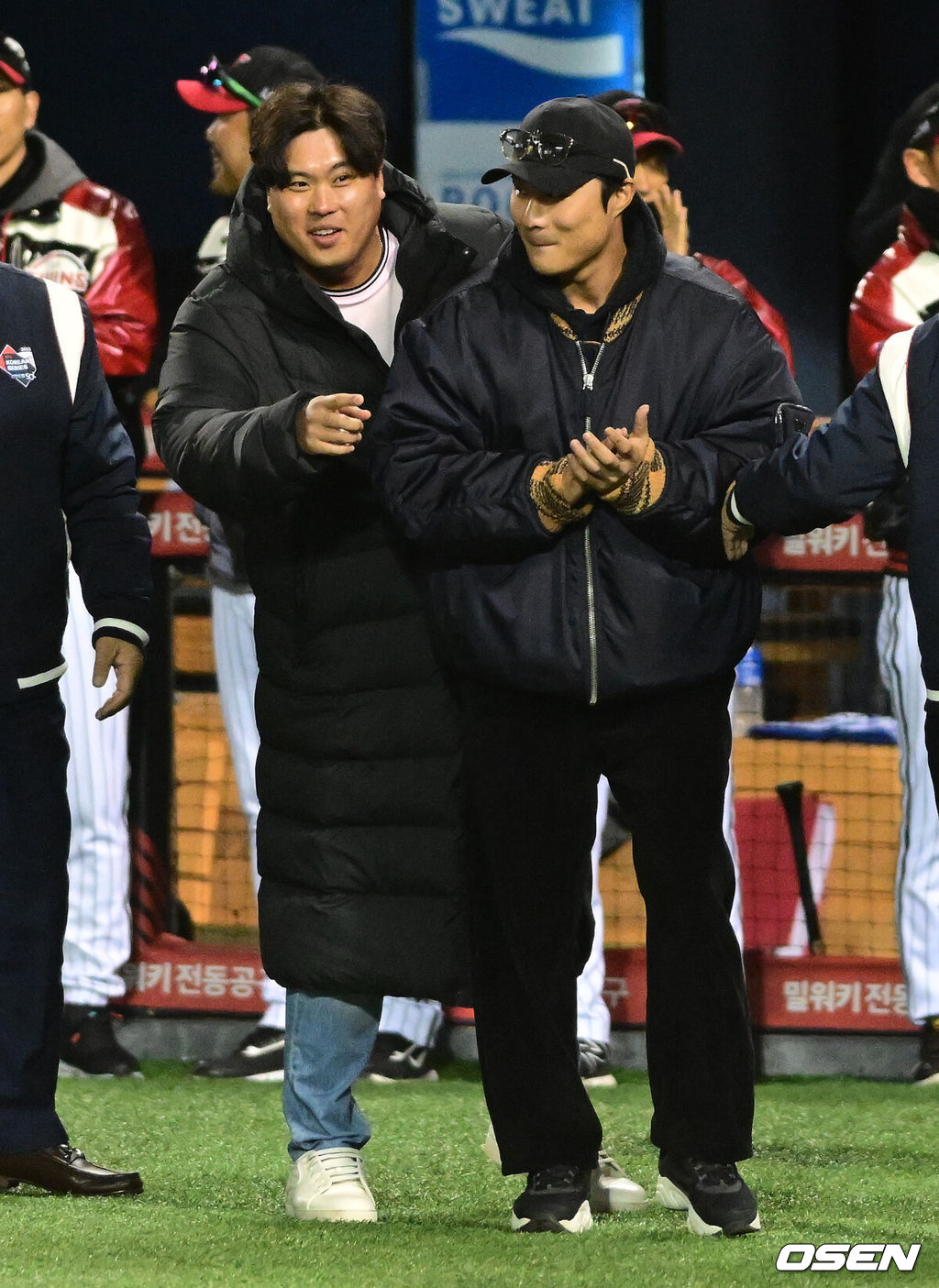 13일 오후 서울 잠실야구장에서 2023 KBO 프로야구 포스트시즌 한국시리즈 5차전 LG 트윈스와 KT 위즈의 경기가 열렸다.메이저리그 토론토 류현진, 샌디에이고 김하성이 사전 행사를 함께 하고 있다. 2023.11.13 / jpnews.osen.co.kr