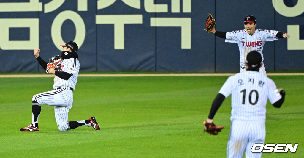 13일 서울 잠실야구장에서 ‘2023 신한은행 SOL KBO 포스트시즌 한국시리즈’ 5차전 LG 트윈스와 KT 위즈의 경기가 열렸다. 4회초 2사 1, 2루 상황 KT 김민혁의 뜬공 타구를 LG 중견수 박해민이 몸을 날려 잡아낸 뒤 기뻐하고 있다. 2023.11.13 / dreamer@osen.co.kr