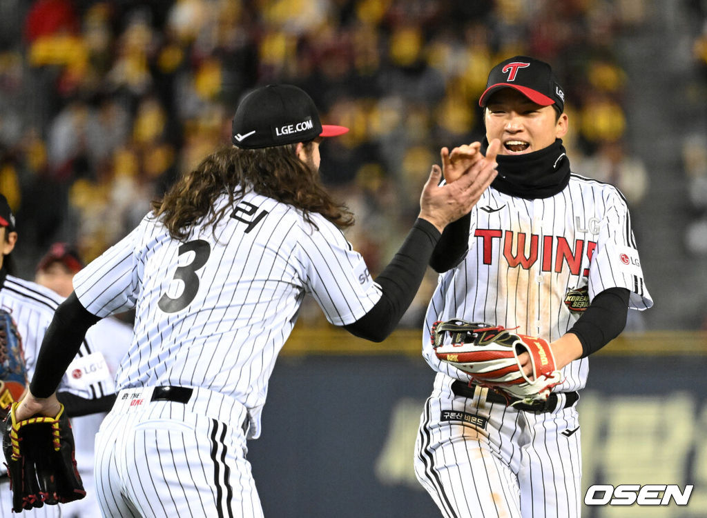 13일 오후 서울 잠실야구장에서 2023 KBO 프로야구 포스트시즌 한국시리즈 5차전 LG 트윈스와 KT 위즈의 경기가 열렸다.4회초 2사 1,2루에서 LG 박해민이 호수비를 펼치고 켈리와 환호하고 있다. 2023.11.13 /sunday@osen.co.kr