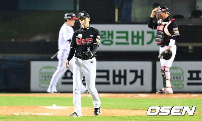 13일 잠실야구장에서 2023 신한은행 SOL KBO 포스트시즌 한국시리즈 LG 트윈스와 KT 위즈의 5차전 경기가 열렸다. 2회말 1사 1루 KT 선발 고영표가 LG 문보경에게 안타 허용 후 아쉬워하고 있다. 2023.11.13 /cej@osen.co.kr