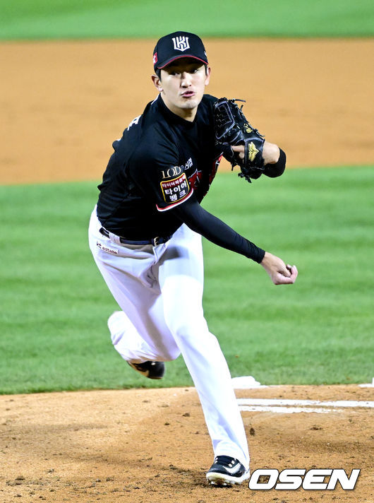 13일 서울 잠실야구장에서 ‘2023 신한은행 SOL KBO 포스트시즌 한국시리즈’ 5차전 LG 트윈스와 KT 위즈의 경기가 열렸다. 2회말 KT 선발 고영표가 힘차게 공을 뿌리고 있다. 2023.11.13 / dreamer@osen.co.kr