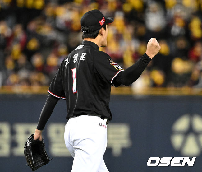 13일 오후 서울 잠실야구장에서 2023 KBO 프로야구 포스트시즌 한국시리즈 5차전 LG 트윈스와 KT 위즈의 경기가 열렸다.2회말 1사 1,3루에서 KT 고영표가 LG 박동원을 병살타로 처리하고 주먹을 쥐고 있다. 2023.11.13 /sunday@osen.co.kr