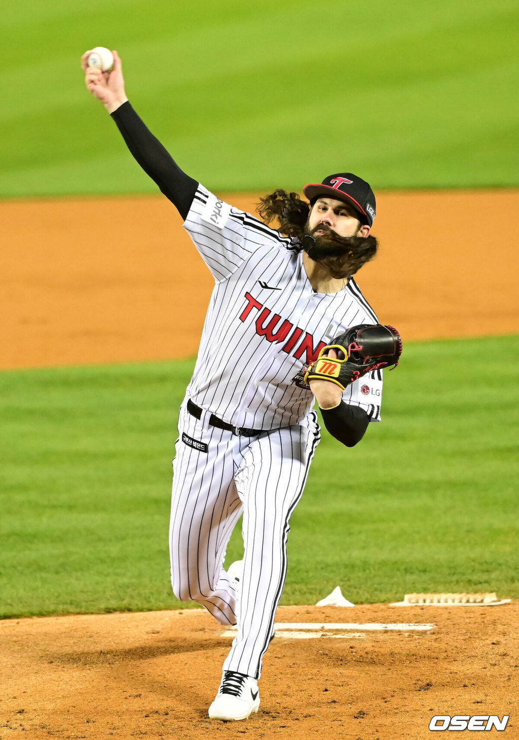 13일 서울 잠실야구장에서 ‘2023 신한은행 SOL KBO 포스트시즌 한국시리즈’ 5차전 LG 트윈스와 KT 위즈의 경기가 열렸다. 2회초 LG 선발 켈리가 힘차게 공을 뿌리고 있다. 2023.11.13 / dreamer@osen.co.kr