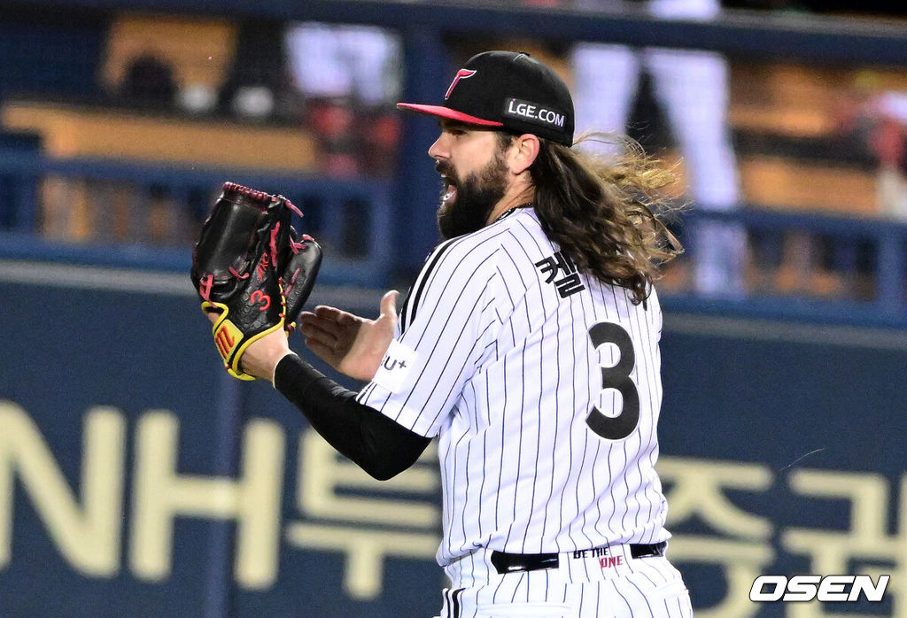 13일 오후 서울 잠실야구장에서 2023 KBO 프로야구 포스트시즌 한국시리즈 5차전 LG 트윈스와 KT 위즈의 경기가 열렸다.4회초 2사 1,2루에서 LG 켈리가 박해민의 호수비로 KT 김민혁을 처리하며 기뻐하고 있다. 2023.11.13 / jpnews.osen.co.kr