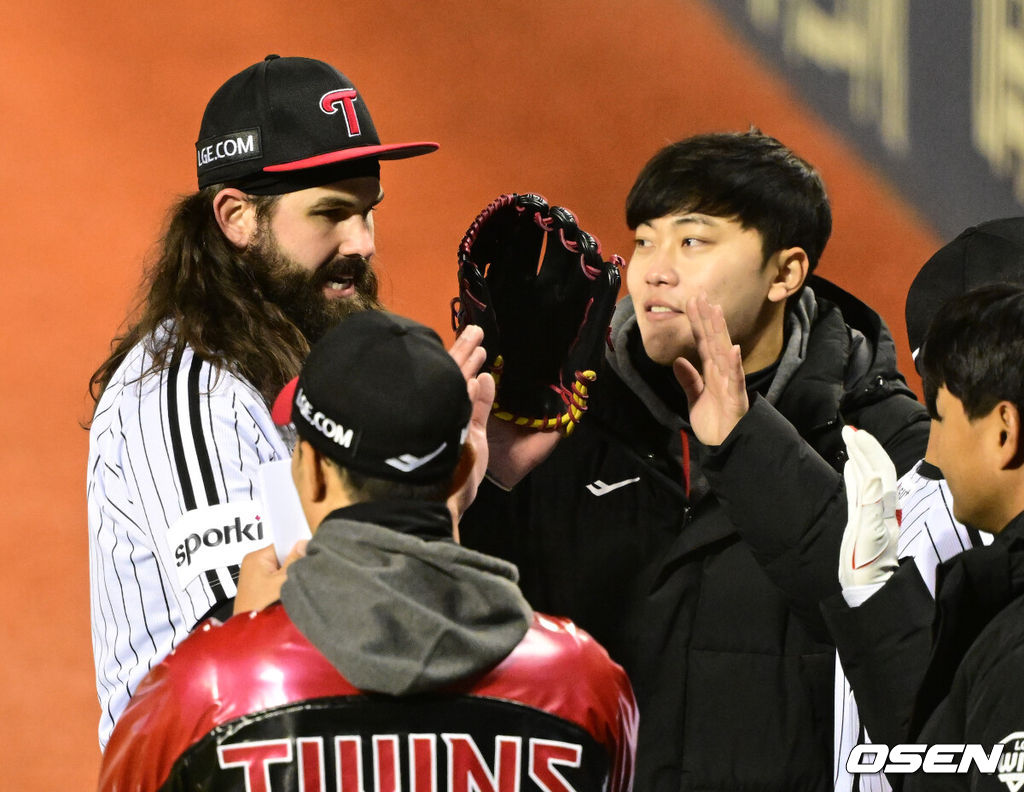 13일 서울 잠실야구장에서 ‘2023 신한은행 SOL KBO 포스트시즌 한국시리즈’ 5차전 LG 트윈스와 KT 위즈의 경기가 열렸다. 5회초 KT 공격을 막아낸 LG 선발 켈리가 더그아웃으로 향하며 동료들과 인사를 나누고 있다. 2023.11.13 / dreamer@osen.co.kr