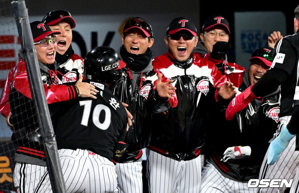 10일 오후 수원 KT위즈파크에서 ‘2023 신한은행 SOL KBO 포스트시즌 한국시리즈’ 3차전 KT 위즈와 LG 트윈스의 경기가 열렸다. 9회초 2사 1, 2루 상황 LG 오지환이 역전 우월 스리런포를 날리고 홈을 밟은 뒤 염경엽 감독을 비롯한 코칭스태프와 기뻐하고 있다. 2023.11.10 / dreamer@osen.co.kr