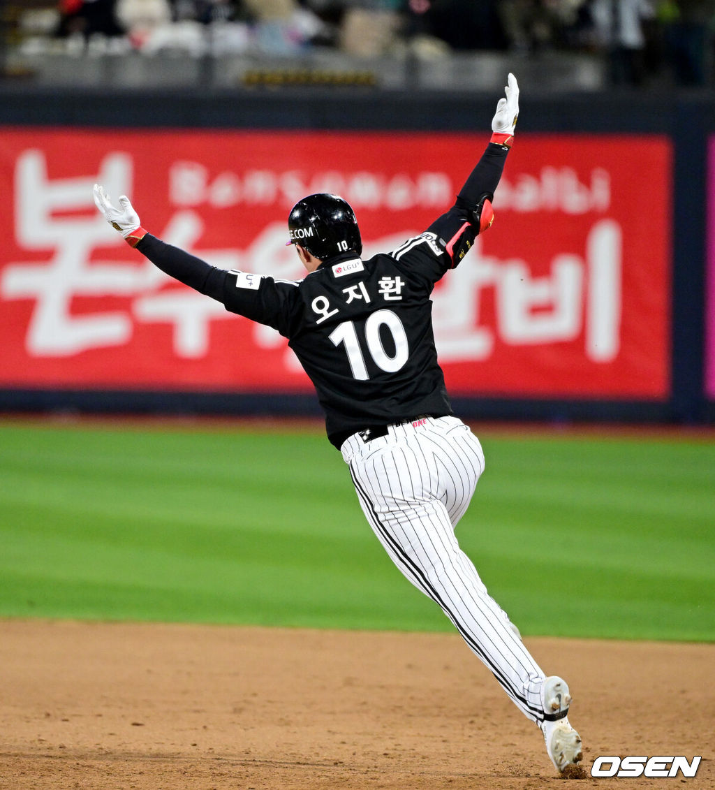 10일 오후 수원 KT위즈파크에서 ‘2023 신한은행 SOL KBO 포스트시즌 한국시리즈’ 3차전 KT 위즈와 LG 트윈스의 경기가 열렸다. 9회초 2사 1, 2루 상황 LG 오지환이 역전 우월 스리런포를 날리고 그라운드를 돌며 환호하고 있다. 2023.11.10 / dreamer@osen.co.kr