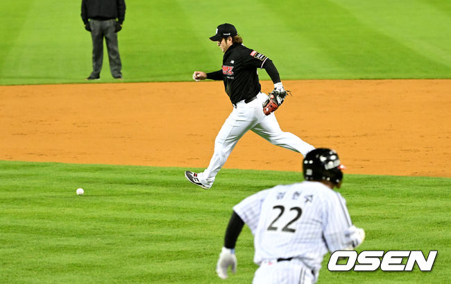 13일 서울 잠실야구장에서 ‘2023 신한은행 SOL KBO 포스트시즌 한국시리즈’ 5차전 LG 트윈스와 KT 위즈의 경기가 열렸다. 3회말 1사 3루 상황 LG 김현수의 내야 땅볼 때 KT 1루수 박병호가 포구 실책을 범하고 있다. 2023.11.13 / dreamer@osen.co.kr