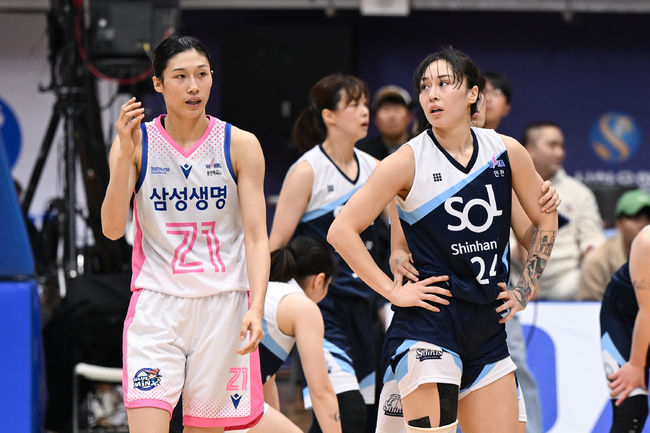 [사진] 이해란과 김소니아 / WKBL 제공.