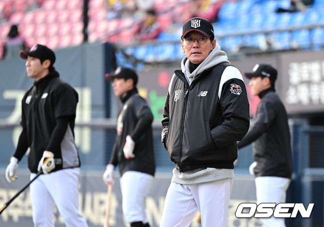 13일 오후 서울 잠실야구장에서 2023 KBO 프로야구 포스트시즌 한국시리즈 5차전 LG 트윈스와 KT 위즈의 경기가 열렸다.경기에 앞서 KT 이강철 감독이 훈련 중인 선수들을 바라보고 있다. 2023.11.13 /dreamer.osen.co.kr