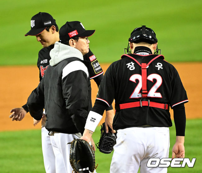 13일 서울 잠실야구장에서 ‘2023 신한은행 SOL KBO 포스트시즌 한국시리즈’ 5차전 LG 트윈스와 KT 위즈의 경기가 열렸다. 5회말 무사 1, 3루 상황 KT 이강철 감독이 마운드를 방문해 선발 고영표를 교체하고 있다. 2023.11.13 / dreamer@osen.co.kr