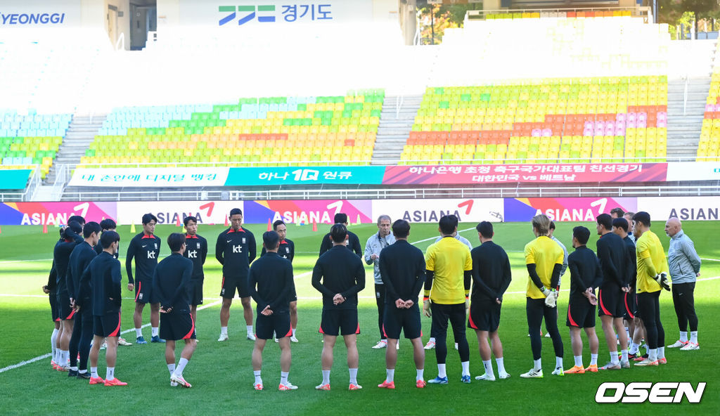  위르겐 클린스만 감독이 이끄는 대한민국 축구 국가대표팀이 16일 오후 수원월드컵경기장에서 베트남과의 평가전을 앞두고 공식 훈련을 가졌다. 클린스만 감독이 선수단과 함께 이야기를 나누고 있다.  2023.10.16 / soul1014@osen.co.kr