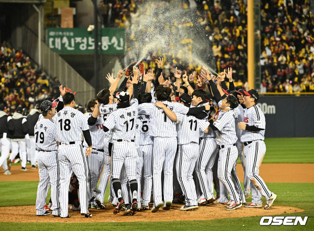 LG 트윈스가 29년 만에 한국시리즈 우승을 차지했다. LG는 13일 서울 잠실구장에서 열린 2023 KBO리그 한국시리즈(7전 4선승제) 5차전 KT와 경기에서 6-2로 승리했다. 이로써 LG는 1차전을 패한 후 4연승을 거두며 한국시리즈 우승을 차지했다.10월초 정규시즌 우승을 일찌감치 확정지은 LG는 정규시즌이 끝나고 한국시리즈까지 3주 가량 훈련을 하며 준비했다. 플레이오프에서 2연패 후 3연승 리버스 스윕, 마법같은 여정으로 한국시리즈에 올라온 KT를 투타에서 압도하며 4승 1패로 승리했다.  1994년 우승 이후 무려 29년 만에 숙원인 한국시리즈 우승 한풀이에 성공했다. 염경엽 감독은 넥센, SK 사령탑 시절 이루지 못한 '우승 감독'이 됐다.  경기 종료 후 LG 선수들이 우승의 기쁨을 만끽하고 있다. 2023.11.13 /sunday@osen.co.kr