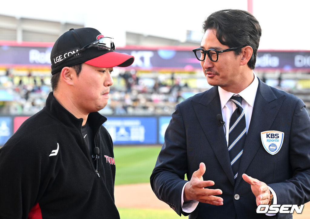 10일 오후 수원 KT위즈파크에서 ‘2023 신한은행 SOL KBO 포스트시즌 한국시리즈’ 3차전 KT 위즈와 LG 트윈스의 경기가 열린다.경기에 앞서 LG 고우석과 박용택 해설위원이 이야기를 나누고 있다. 2023.11.10 /sunday@osen.co.kr