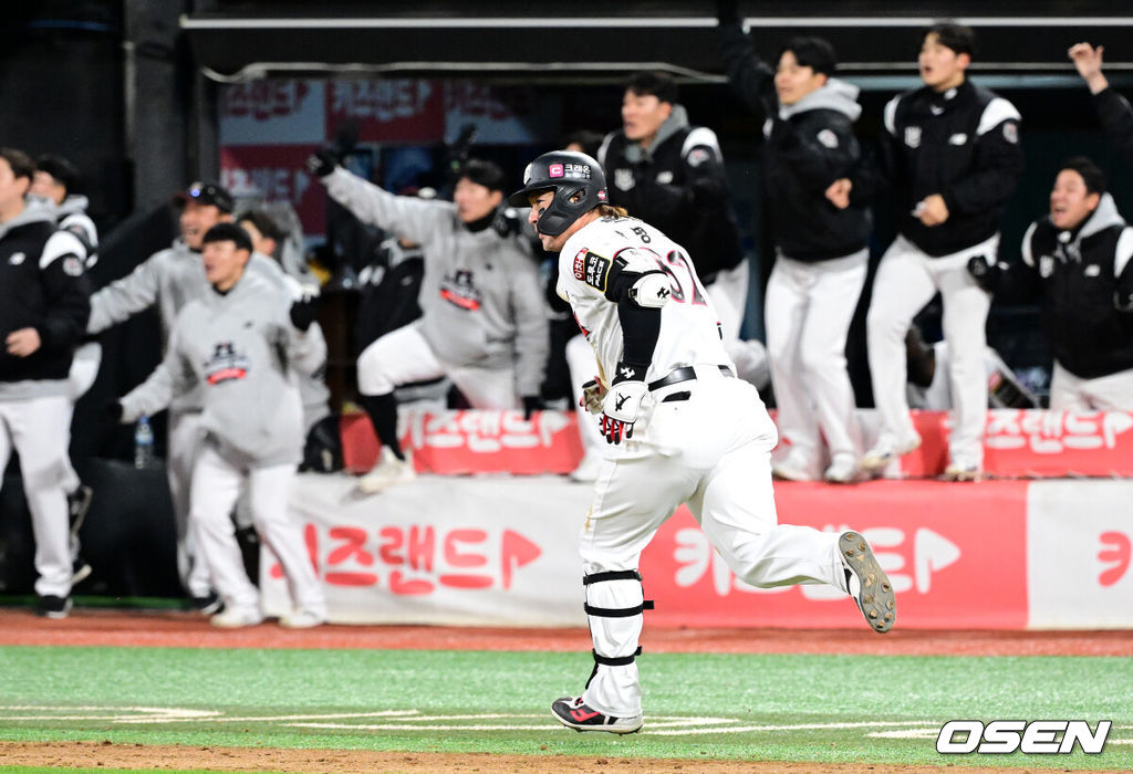 10일 오후 수원 KT위즈파크에서 ‘2023 신한은행 SOL KBO 포스트시즌 한국시리즈’ 3차전 KT 위즈와 LG 트윈스의 경기가 열렸다.8회말 1사 2루에서 KT 박병호가 역전 투런포를 날리고 있다. 2023.11.10 /jpnews@osen.co.kr