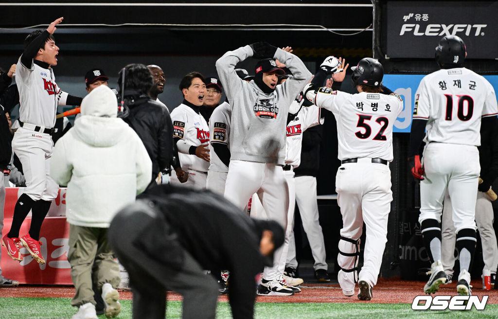 10일 오후 수원 KT위즈파크에서 ‘2023 신한은행 SOL KBO 포스트시즌 한국시리즈’ 3차전 KT 위즈와 LG 트윈스의 경기가 열렸다.8회말 1사 2루에서 KT 박병호가 역전 투런포를 날리고 동료선수들과 기뻐하고 있다. 2023.11.10 /jpnews@osen.co.kr