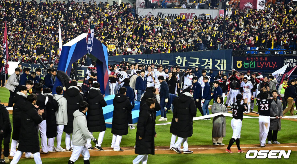 LG 트윈스가 29년 만에 한국시리즈 우승을 차지했다. LG는 13일 서울 잠실구장에서 열린 2023 KBO리그 한국시리즈(7전 4선승제) 5차전 KT와 경기에서 6-2로 승리했다. 이로써 LG는 1차전을 패한 후 4연승을 거두며 한국시리즈 우승을 차지했다.10월초 정규시즌 우승을 일찌감치 확정지은 LG는 정규시즌이 끝나고 한국시리즈까지 3주 가량 훈련을 하며 준비했다. 플레이오프에서 2연패 후 3연승 리버스 스윕, 마법같은 여정으로 한국시리즈에 올라온 KT를 투타에서 압도하며 4승 1패로 승리했다.  1994년 우승 이후 무려 29년 만에 숙원인 한국시리즈 우승 한풀이에 성공했다. 염경엽 감독은 넥센, SK 사령탑 시절 이루지 못한 '우승 감독'이 됐다.  KT 선수단이 LG의 우승을 축하해주고 있다. 2023.11.13 / jpnews.osen.co.kr