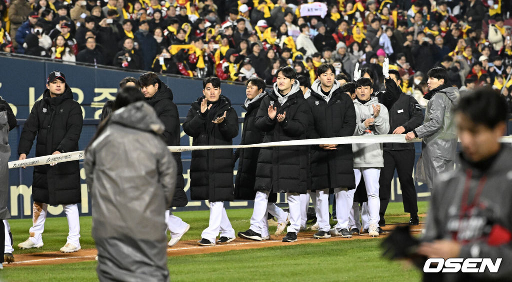 LG 트윈스가 29년 만에 한국시리즈 우승을 차지했다. LG는 13일 서울 잠실구장에서 열린 2023 KBO리그 한국시리즈(7전 4선승제) 5차전 KT와 경기에서 6-2로 승리했다. 이로써 LG는 1차전을 패한 후 4연승을 거두며 한국시리즈 우승을 차지했다.10월초 정규시즌 우승을 일찌감치 확정지은 LG는 정규시즌이 끝나고 한국시리즈까지 3주 가량 훈련을 하며 준비했다. 플레이오프에서 2연패 후 3연승 리버스 스윕, 마법같은 여정으로 한국시리즈에 올라온 KT를 투타에서 압도하며 4승 1패로 승리했다.  1994년 우승 이후 무려 29년 만에 숙원인 한국시리즈 우승 한풀이에 성공했다. 염경엽 감독은 넥센, SK 사령탑 시절 이루지 못한 '우승 감독'이 됐다.  경기 종료 후 KT 선수들이 LG 선수들에게 박수를 보내고 있다. 2023.11.13 /sunday@osen.co.kr