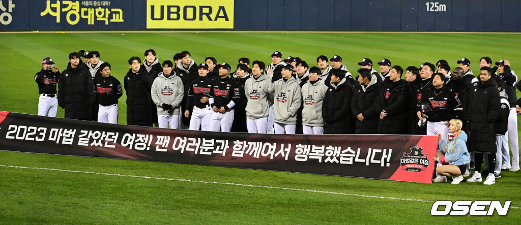 LG 트윈스가 29년 만에 한국시리즈 우승을 차지했다. LG는 13일 서울 잠실구장에서 열린 2023 KBO리그 한국시리즈(7전 4선승제) 5차전 KT와 경기에서 6-2로 승리했다. 이로써 LG는 1차전을 패한 후 4연승을 거두며 한국시리즈 우승을 차지했다.10월초 정규시즌 우승을 일찌감치 확정지은 LG는 정규시즌이 끝나고 한국시리즈까지 3주 가량 훈련을 하며 준비했다. 플레이오프에서 2연패 후 3연승 리버스 스윕, 마법같은 여정으로 한국시리즈에 올라온 KT를 투타에서 압도하며 4승 1패로 승리했다.  1994년 우승 이후 무려 29년 만에 숙원인 한국시리즈 우승 한풀이에 성공했다. 염경엽 감독은 넥센, SK 사령탑 시절 이루지 못한 '우승 감독'이 됐다.  KT 선수단이 팬들에게 인사를 하고 있다. 2023.11.13 / jpnews.osen.co.kr