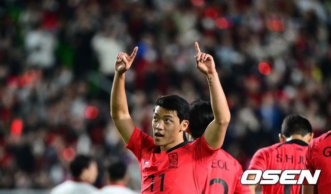 17일 오후 수원월드컵경기장에서 위르겐 클린스만 감독이 지휘하는 대한민국 축구대표팀과 베트남의 평가전이 열렸다.전반 대한민국 황희찬이 2-0으로 앞서가는 골을 넣은 뒤 기뻐하고 있다. 2023.10.17 /cej@osen.co.kr