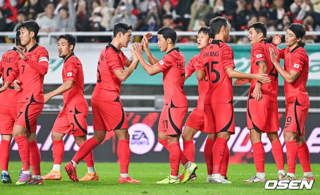 위르겐 클린스만 감독이 이끄는 축구 국가대표팀이 17일 오후 수원시 팔달구 수원월드컵경기장에서 베트남과 평가전을 진행했다.전반 황희찬이 추가골을 넣고 동료들과 하이파이브를 하고 있다.    2023.10.17 / soul1014@osen.co.kr