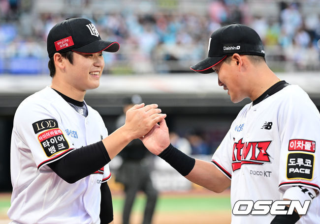 5일 오후 수원 KT위즈파크에서 ‘2023 신한은행 SOL KBO 포스트시즌 플레이오프’ 5차전 KT 위즈와 NC 다이노스의 경기가 열렸다.8회초 NC 타선을 삼자범퇴로 막아낸 KT 투수 박영현이 더그아웃으로 향하며 배정대와 인사 나누고 있다. 2023.11.05 / dreamer@osen.co.kr