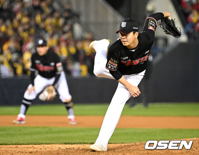 13일 오후 서울 잠실야구장에서 2023 KBO 프로야구 포스트시즌 한국시리즈 5차전 LG 트윈스와 KT 위즈의 경기가 열렸다.7회말 무사에서 KT 손동현이 역투하고 있다. 2023.11.13 /sunday@osen.co.kr