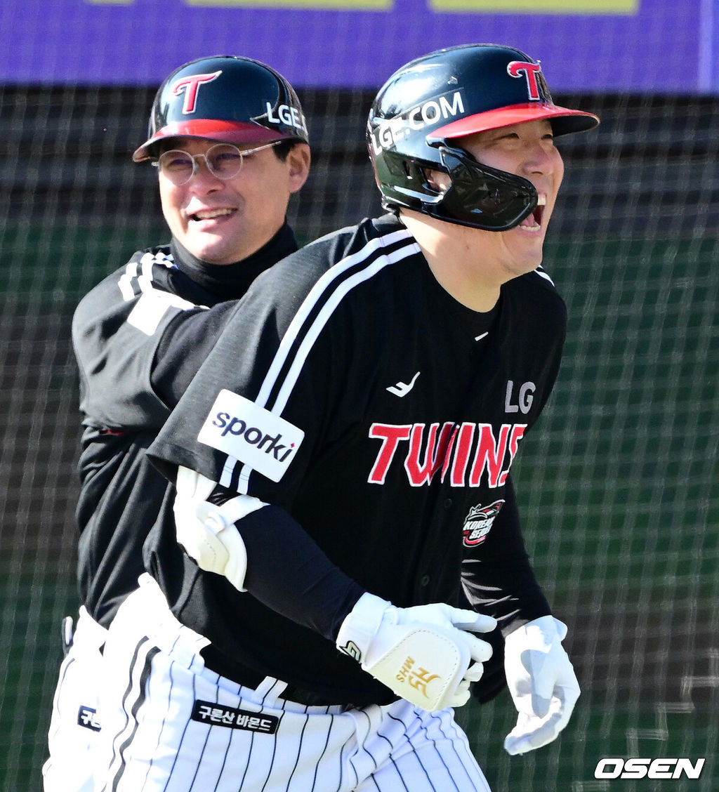 11일 수원 KT위즈파크에서 ‘2023 신한은행 SOL KBO 포스트시즌 한국시리즈’ 4차전 KT 위즈와 LG 트윈스의 경기가 열렸다.1회초 1사 1루에서 LG 김현수가 선제 우월 투런포를 날리며 이종범 코치와 기뻐하고 있다. 2023.11.11 /jpnews@osen.co.kr