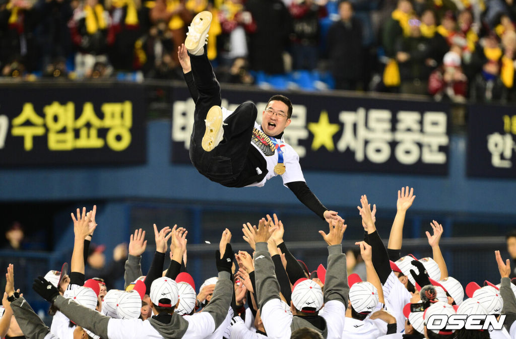 LG 트윈스가 29년 만에 한국시리즈 우승을 차지했다. LG는 13일 서울 잠실구장에서 열린 2023 KBO리그 한국시리즈(7전 4선승제) 5차전 KT와 경기에서 6-2로 승리했다. 이로써 LG는 1차전을 패한 후 4연승을 거두며 한국시리즈 우승을 차지했다.LG 선수단이 구광모 LG 그룹 회장을 헹가래하고 있다. 2023.11.13 /cej@osen.co.kr