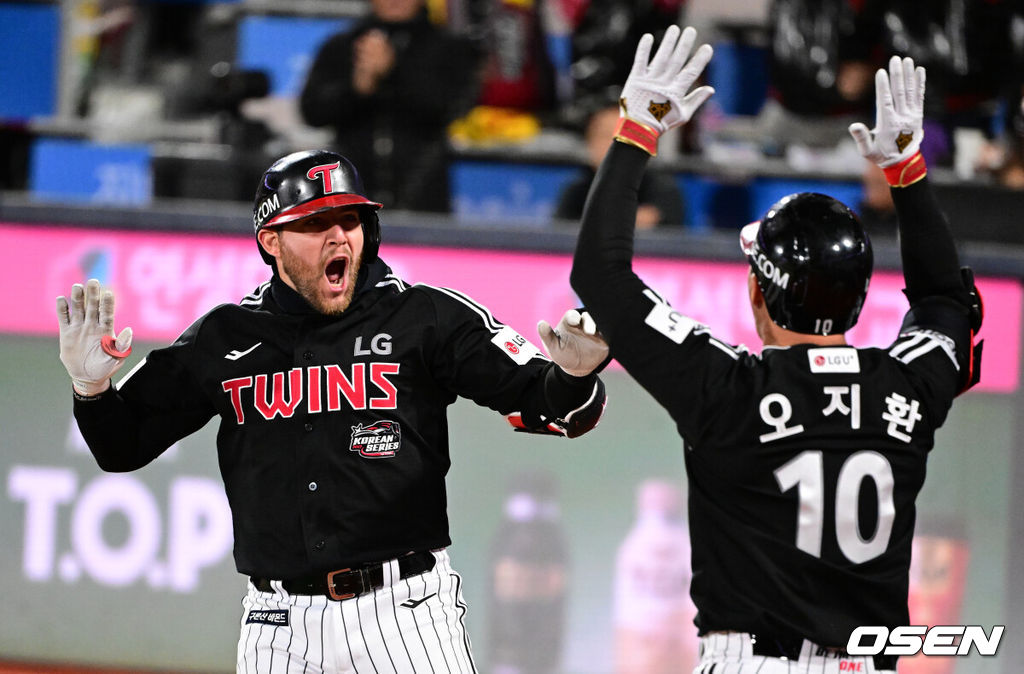 10일 오후 수원 KT위즈파크에서 ‘2023 신한은행 SOL KBO 포스트시즌 한국시리즈’ 3차전 KT 위즈와 LG 트윈스의 경기가 열렸다.3회초 2사 2,3루에서 LG 오스틴이 선제 스리런포를 날리고 더그아웃에서 오지환과 기뻐하고 있다. 2023.11.10 /jpnews@osen.co.kr