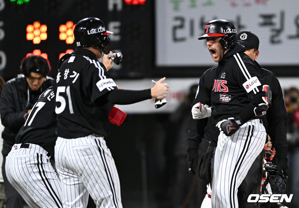 10일 오후 수원 KT위즈파크에서 ‘2023 신한은행 SOL KBO 포스트시즌 한국시리즈’ 3차전 KT 위즈와 LG 트윈스의 경기가 열렸다.3회초 1사 2,3루에서 LG 오스틴이 좌월 스리런 홈런을 치고 홈에서 동료들과 환호하고 있다. 2023.11.10 /sunday@osen.co.kr