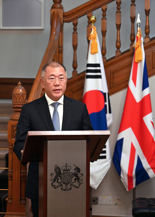 정의선 현대차그룹 회장이 대영제국 지휘관 훈장 수훈 소감을 밝히고 있다.