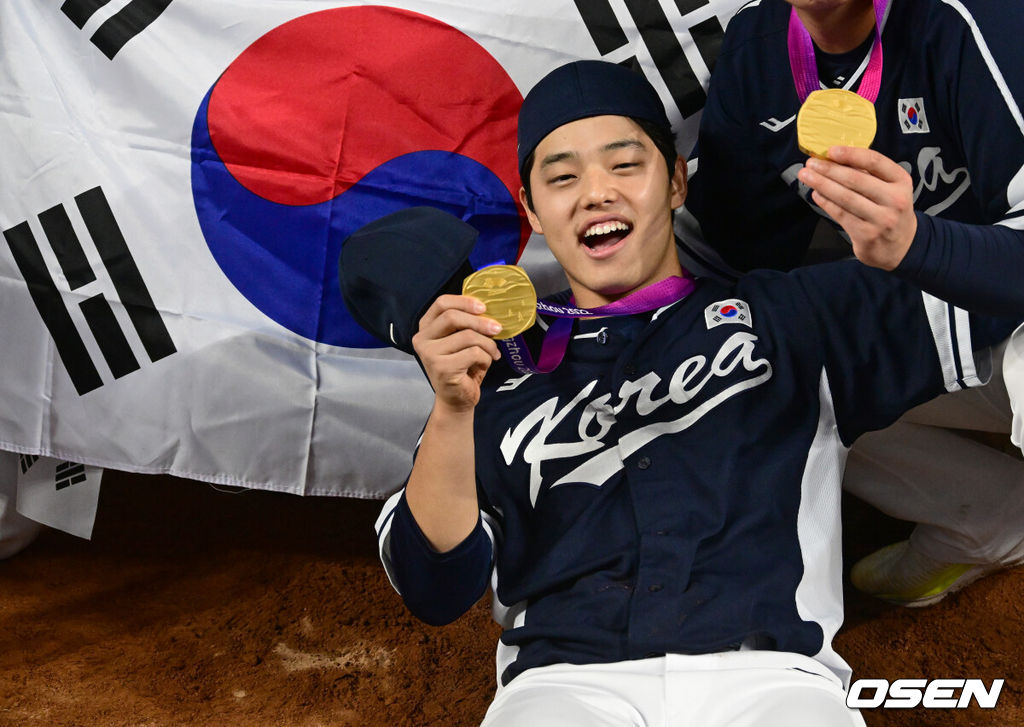 류중일 감독이 이끄는 한국 야구 대표팀이 4회 연속 우승을 차지했다. 한국은 7일(이하 한국시간) 중국 저장성 사오싱 야구장에서 열린 2022 항저우 아시안게임 야구 결승전에서 대만을 2-0으로 눌렀다. 이로써 지난 2일 대만과의 B조 예선 2차전 0-4 완패를 설욕하며 금메달을 목에 걸었다. 경기 종료 후 대한민국 문동주가 세리머니를 하고 있다. 2023.10.07 /ksl0919@osen.co.kr